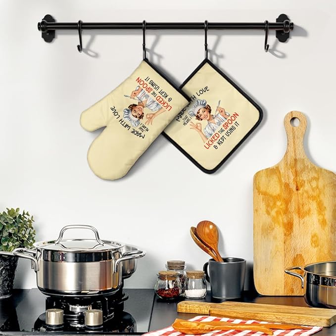 Made with Love Means I Licked The Spoon Oven Mitts and Pot Holders Sets, Funny Kitchen Oven Mitts for Women, Hostess Gifts for Mom Wife, Christmas Baking Gifts for Her Housewives Bakers